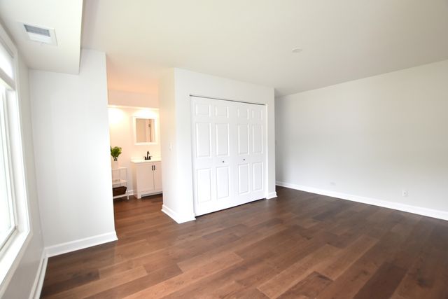 500 W Huntington Commons Road 157, Mount Prospect, IL 60056