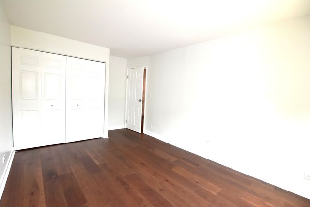 500 W Huntington Commons Road 157, Mount Prospect, IL 60056