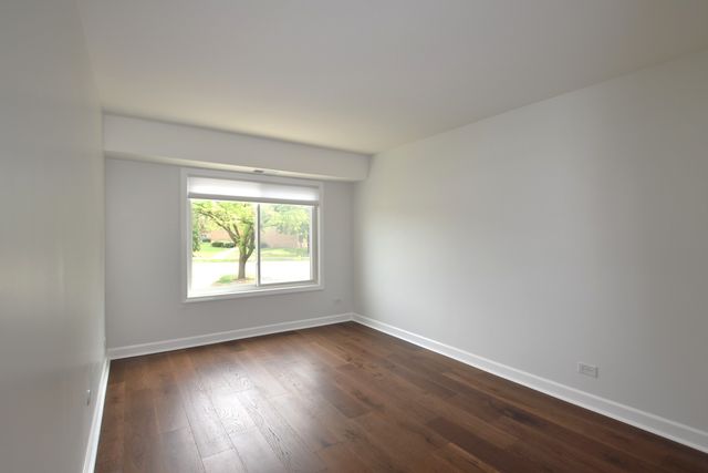 500 W Huntington Commons Road 157, Mount Prospect, IL 60056