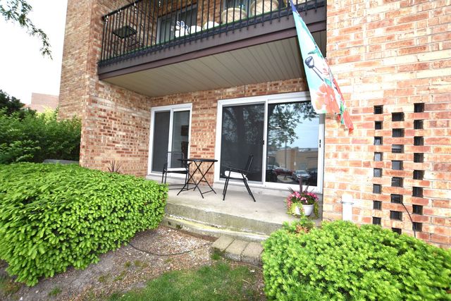 500 W Huntington Commons Road 157, Mount Prospect, IL 60056