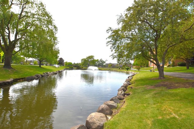 500 W Huntington Commons Road 157, Mount Prospect, IL 60056