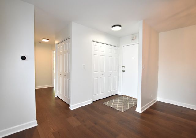 500 W Huntington Commons Road 157, Mount Prospect, IL 60056