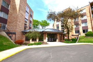 500 W Huntington Commons Road 157, Mount Prospect, IL 60056