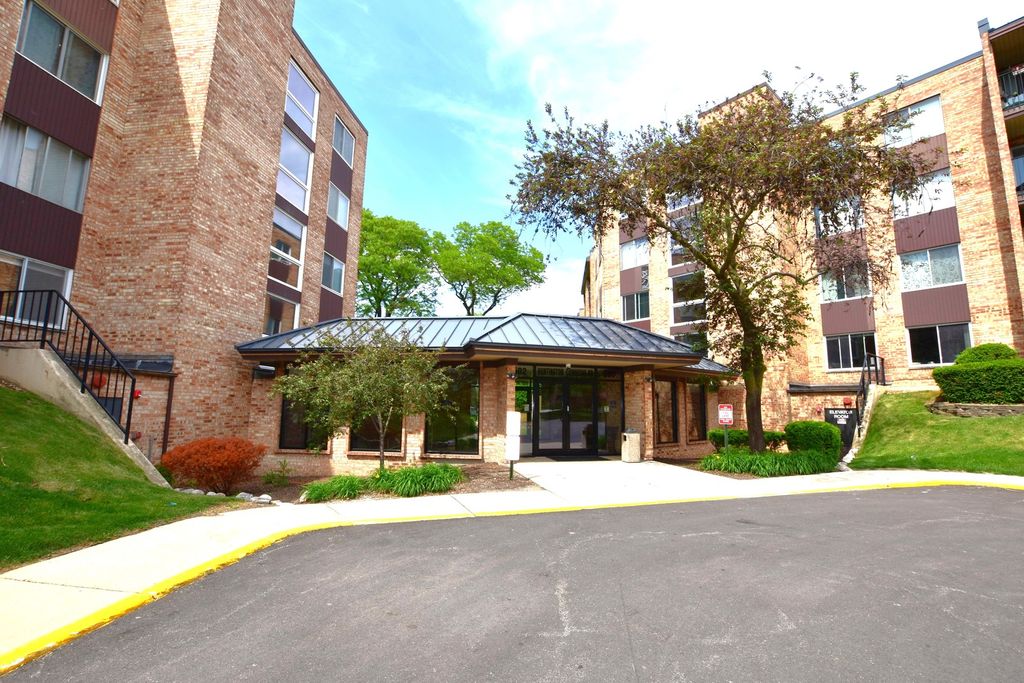500 W Huntington Commons Road 157, Mount Prospect, IL 60056