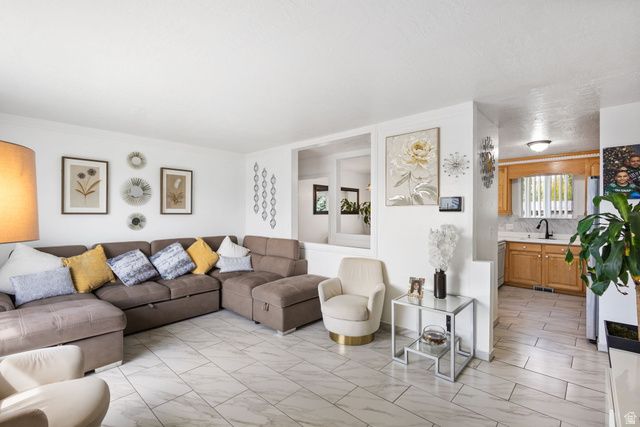 5807 S S. BRAMBLEWOOD LN, Salt Lake City, UT 84118