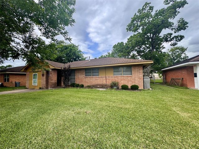 111 Mimosa, Lake Jackson, TX 77566