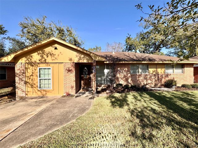 111 Mimosa, Lake Jackson, TX 77566