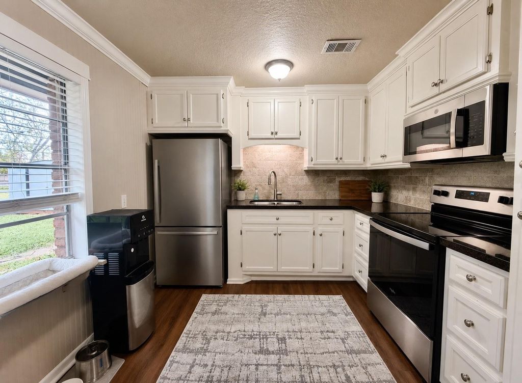 111 Mimosa, Lake Jackson, TX 77566