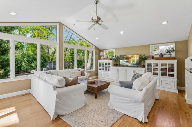 290 Ridgeview Drive E, Wayzata, MN 55391