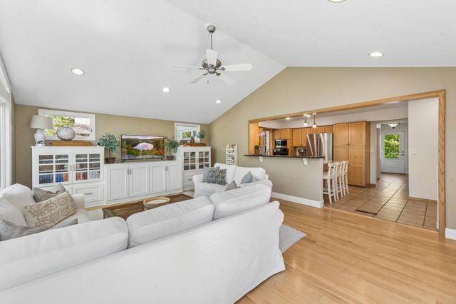 290 Ridgeview Drive E, Wayzata, MN 55391