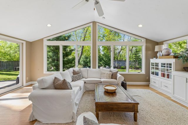 290 Ridgeview Drive E, Wayzata, MN 55391