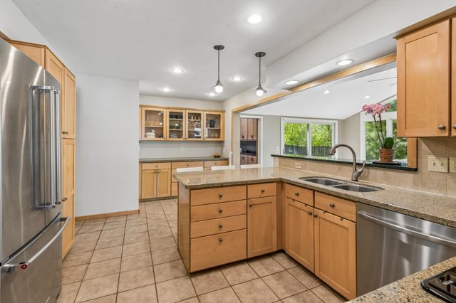 290 Ridgeview Drive E, Wayzata, MN 55391