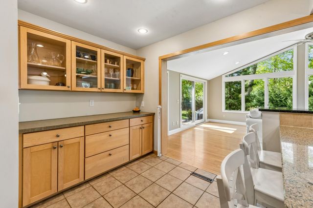 290 Ridgeview Drive E, Wayzata, MN 55391