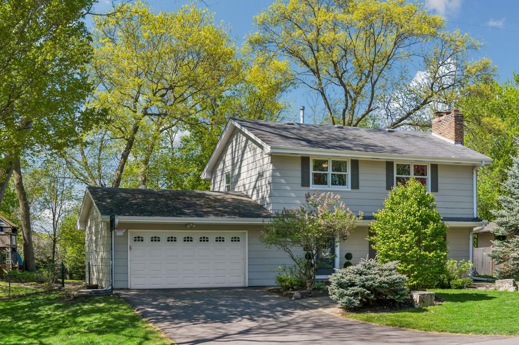 290 Ridgeview Drive E, Wayzata, MN 55391
