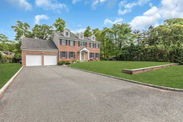 25 Middlesex Avenue, Oakdale, NY 11769