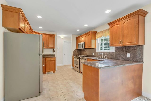 25 Middlesex Avenue, Oakdale, NY 11769