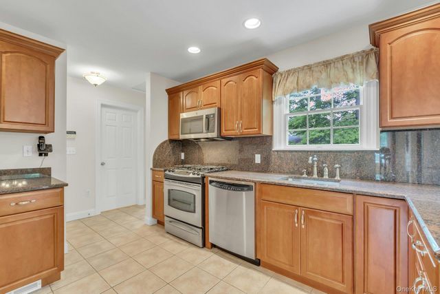 25 Middlesex Avenue, Oakdale, NY 11769