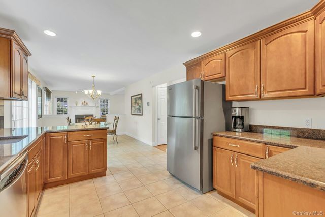 25 Middlesex Avenue, Oakdale, NY 11769