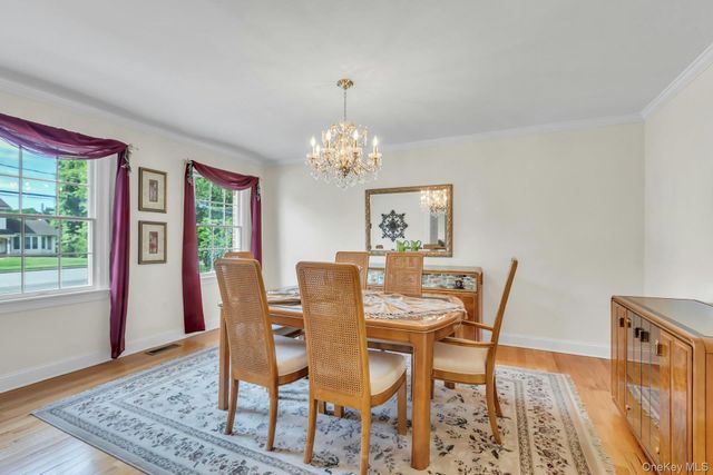 25 Middlesex Avenue, Oakdale, NY 11769