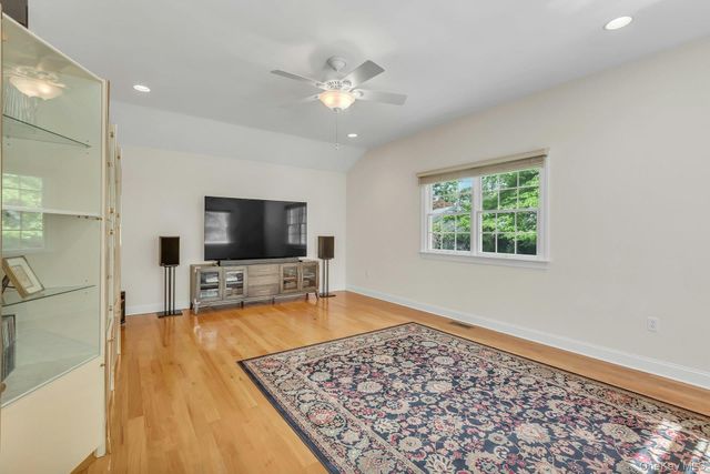 25 Middlesex Avenue, Oakdale, NY 11769
