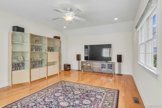 25 Middlesex Avenue, Oakdale, NY 11769