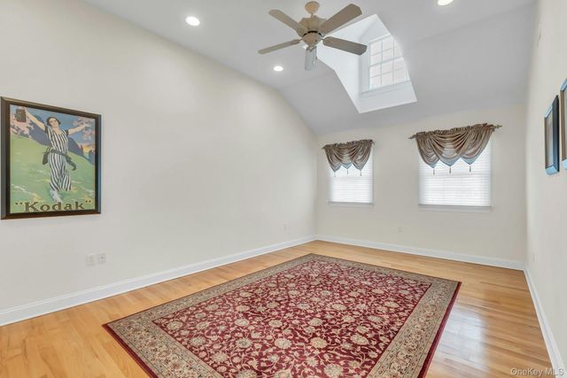 25 Middlesex Avenue, Oakdale, NY 11769