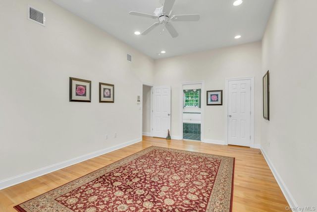 25 Middlesex Avenue, Oakdale, NY 11769