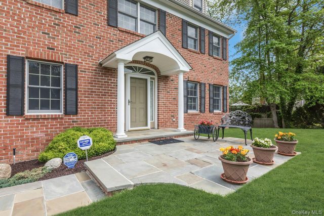 25 Middlesex Avenue, Oakdale, NY 11769