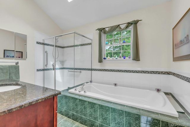 25 Middlesex Avenue, Oakdale, NY 11769