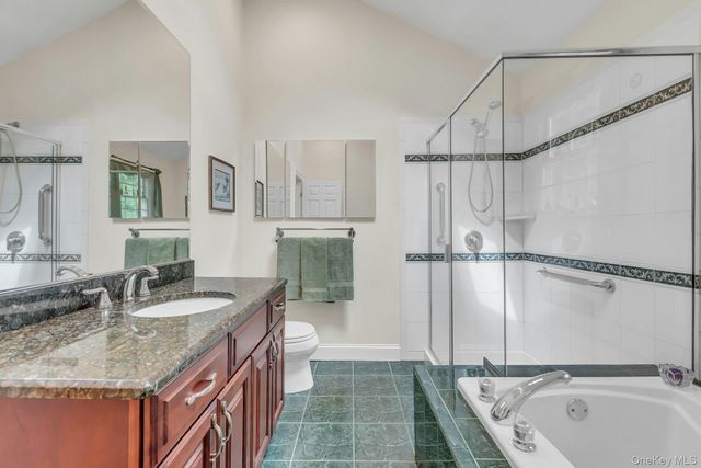 25 Middlesex Avenue, Oakdale, NY 11769