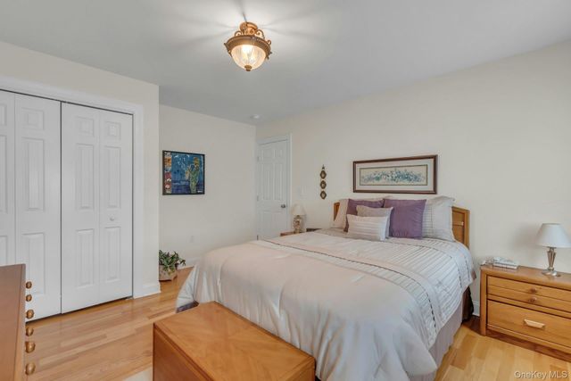 25 Middlesex Avenue, Oakdale, NY 11769