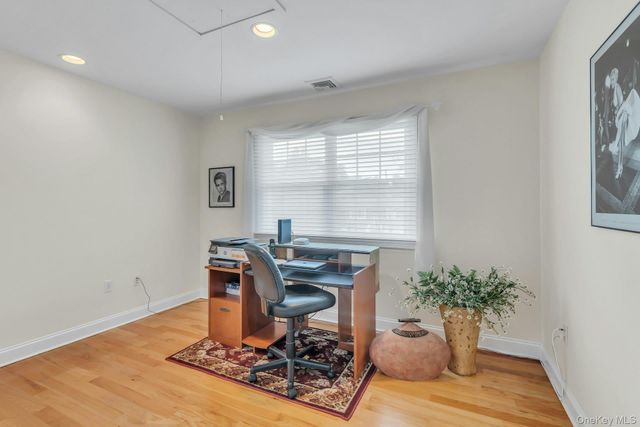 25 Middlesex Avenue, Oakdale, NY 11769