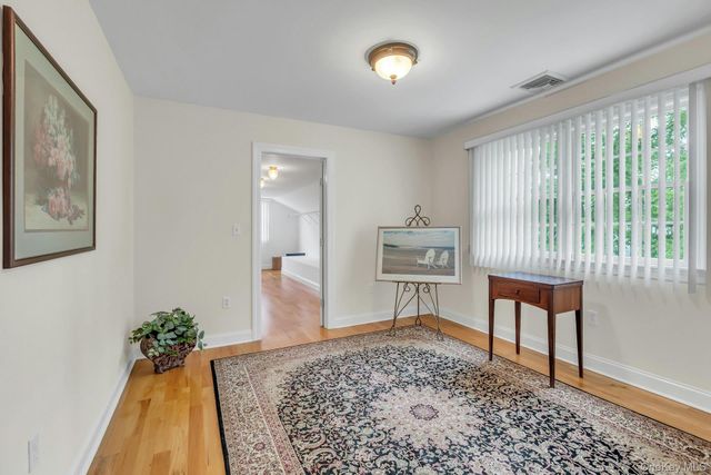 25 Middlesex Avenue, Oakdale, NY 11769