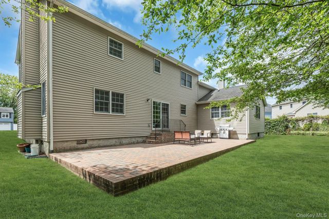 25 Middlesex Avenue, Oakdale, NY 11769