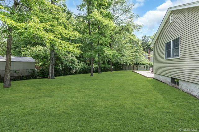 25 Middlesex Avenue, Oakdale, NY 11769