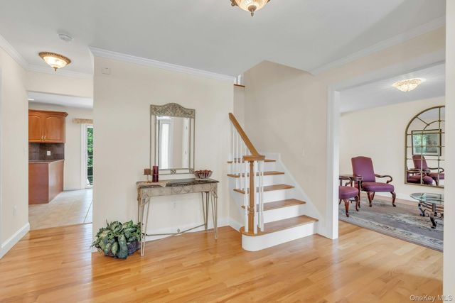 25 Middlesex Avenue, Oakdale, NY 11769