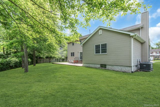25 Middlesex Avenue, Oakdale, NY 11769