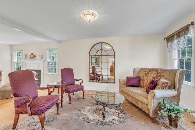 25 Middlesex Avenue, Oakdale, NY 11769