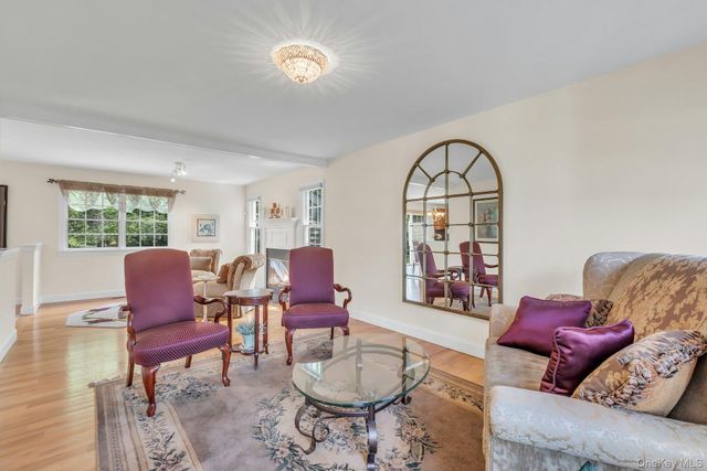 25 Middlesex Avenue, Oakdale, NY 11769