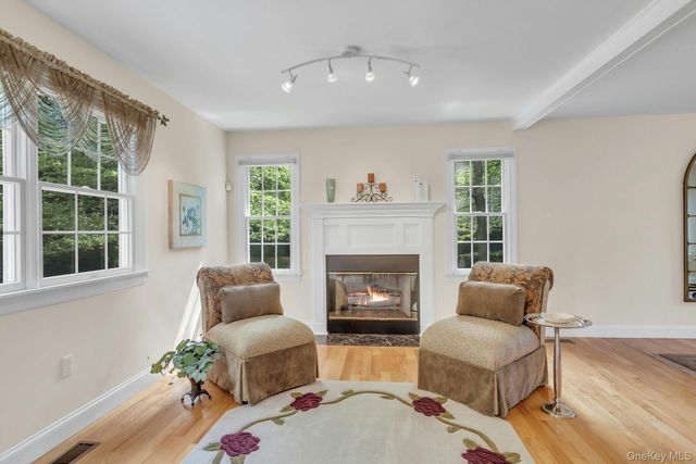 25 Middlesex Avenue, Oakdale, NY 11769
