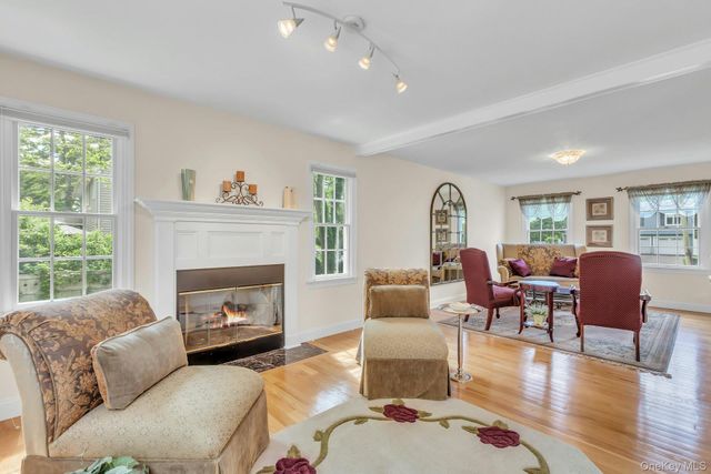 25 Middlesex Avenue, Oakdale, NY 11769