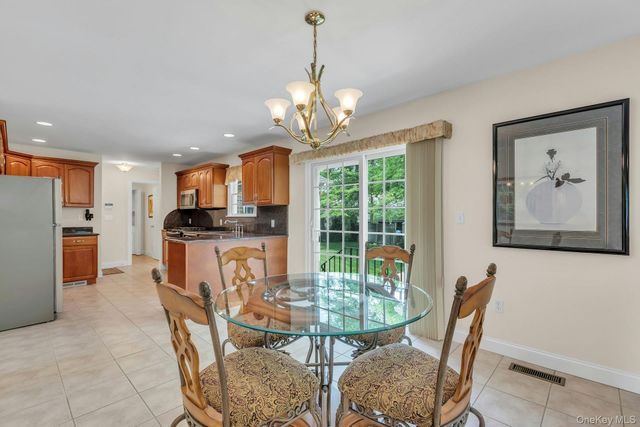 25 Middlesex Avenue, Oakdale, NY 11769