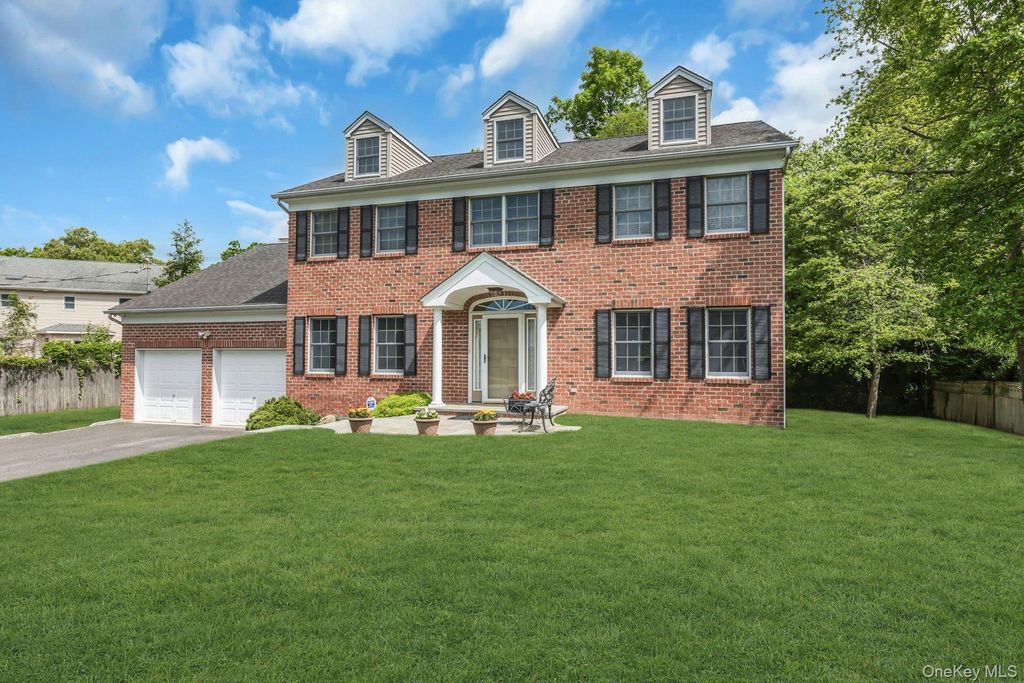 25 Middlesex Avenue, Oakdale, NY 11769