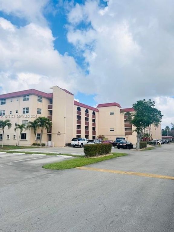 3251 Holiday Springs Boulevard 403, Margate, FL 33063