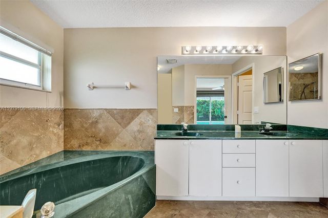 4242 NW 66th St, Coconut Creek, FL 33073