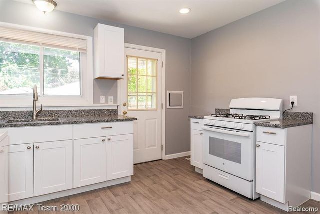 4647 Edgewood Street, Dearborn Heights, MI 48125