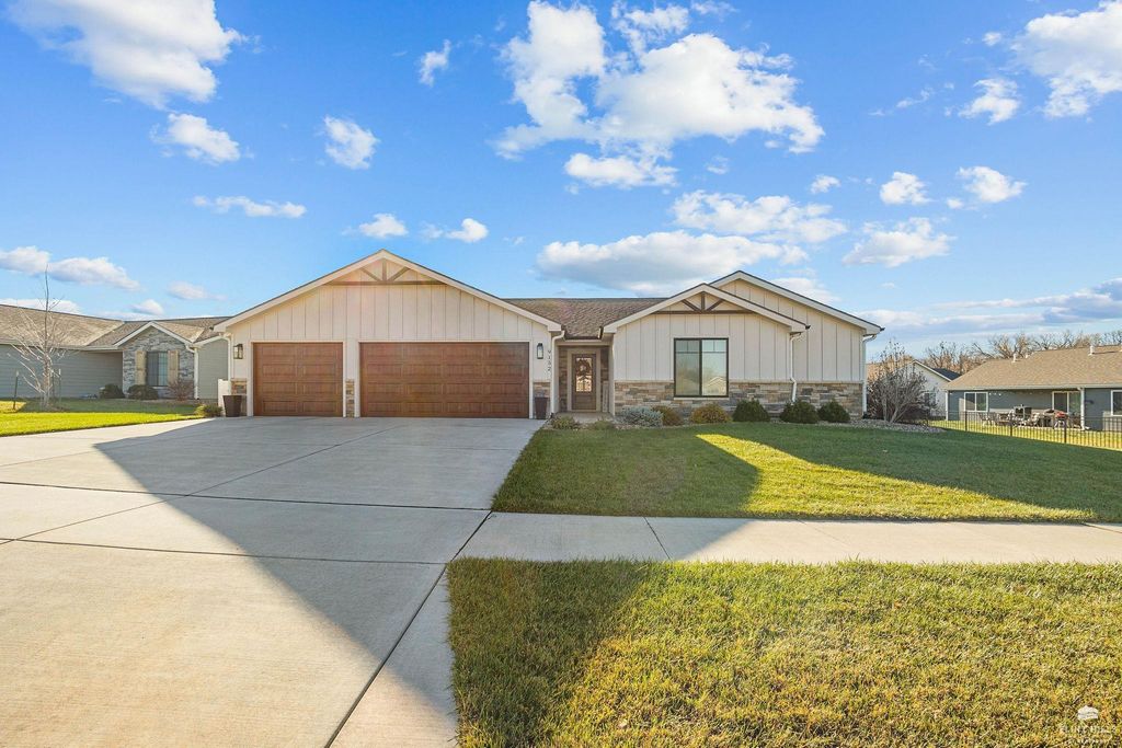 9152 Dave Drive, Manhattan, KS 66502