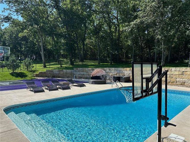 517 Southshore Drive, Lake Winnebago, MO 64034