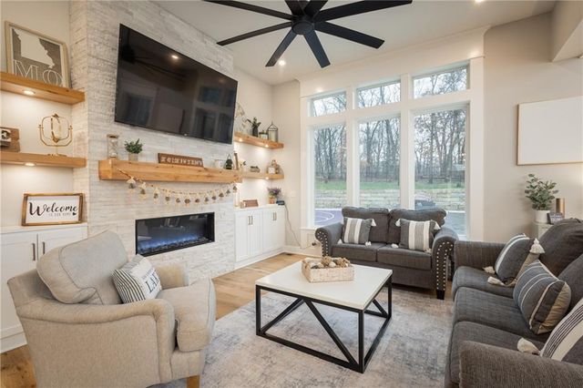 517 Southshore Drive, Lake Winnebago, MO 64034