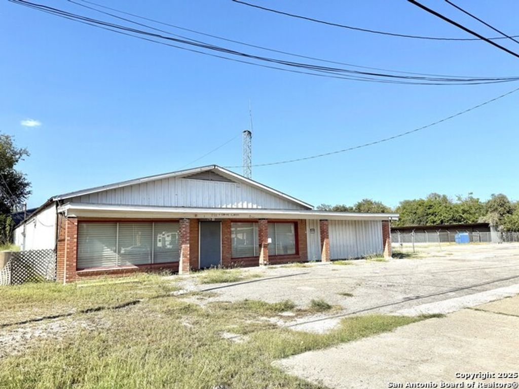 1500 W Corpus Christi St, Beeville, TX 78102